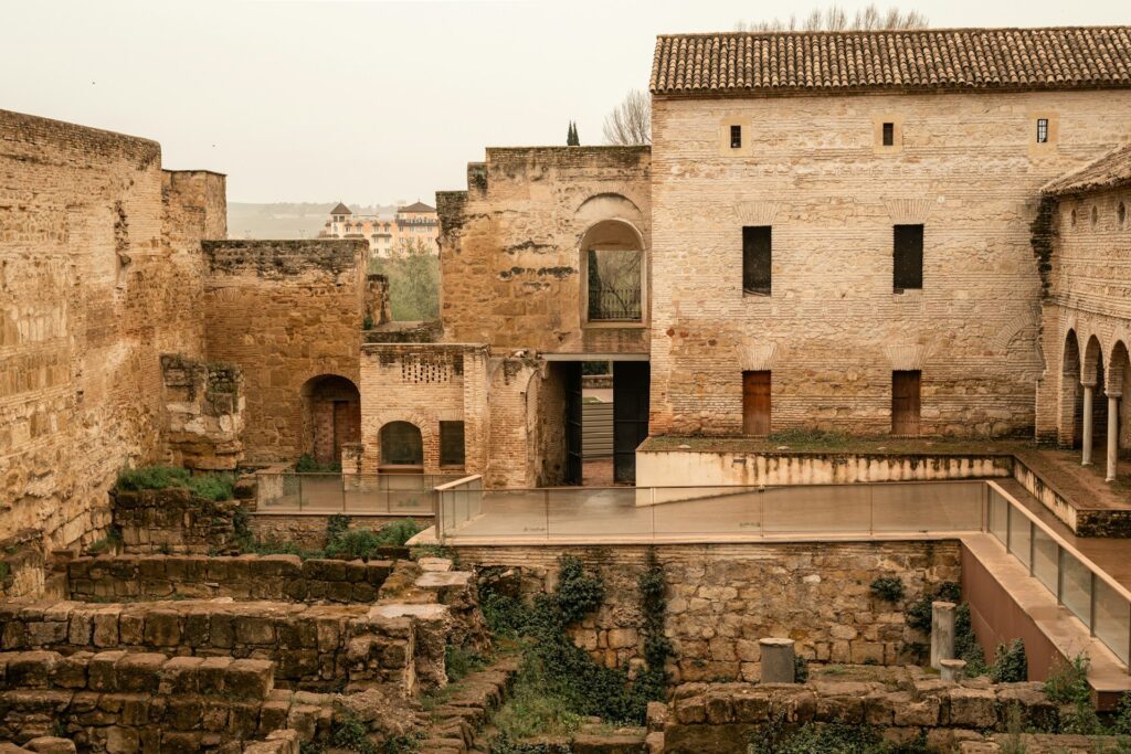 alex-quezada-S39HjJCxywE-unsplash-1024x683 Sol, Sangria e Surpresas: 10 cidades na Espanha que vão te encantar