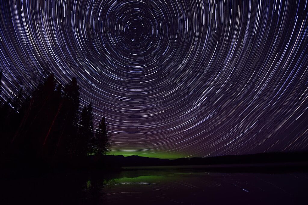 1080px-2016-11_Aurora_circumpolar_Shipshaw_river_Saguenay_02-1024x683 10 Dicas para Planejar sua Viagem para Ver a Aurora Boreal no Canadá (2026)
