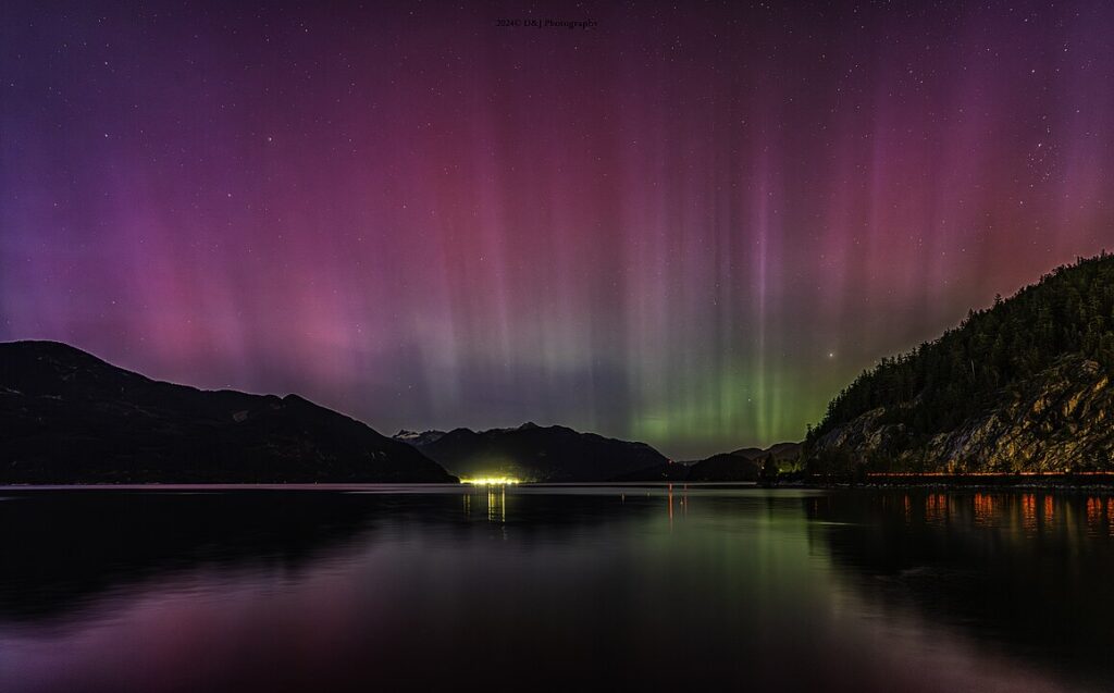 1158px-Aurora_at_Porteau_Cove_54060684444-1024x637 10 Dicas para Planejar sua Viagem para Ver a Aurora Boreal no Canadá (2026)