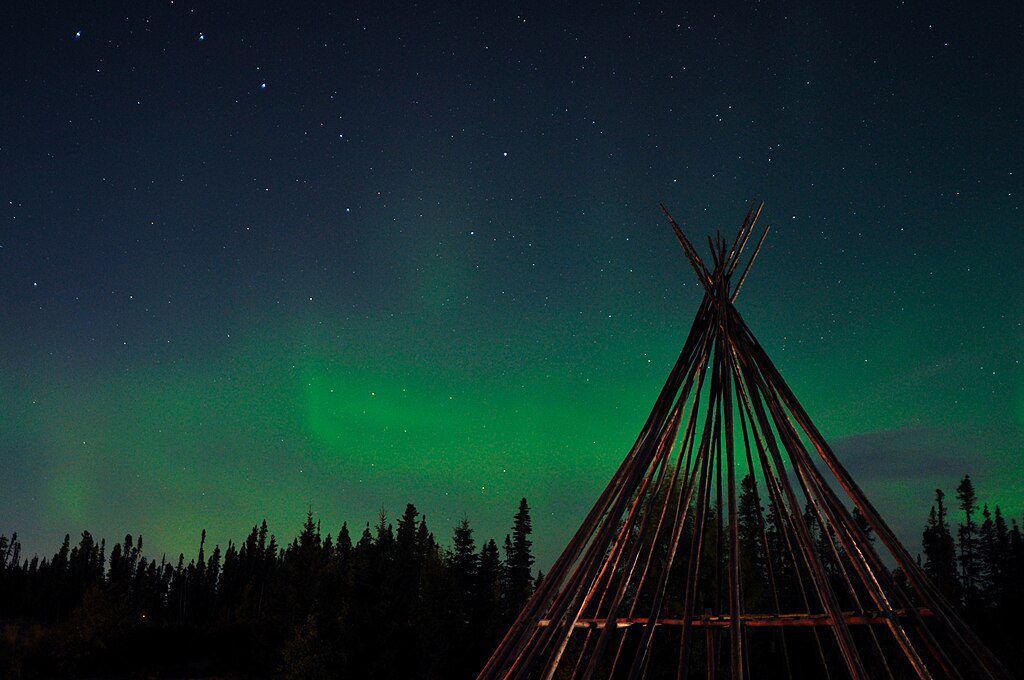 Aurora_borealis_glowing_over_the_boreal_forest_Chisasibi_Quebec_Canada_-1 Aurora boreal no Canadá: onde e quando ver (2026)