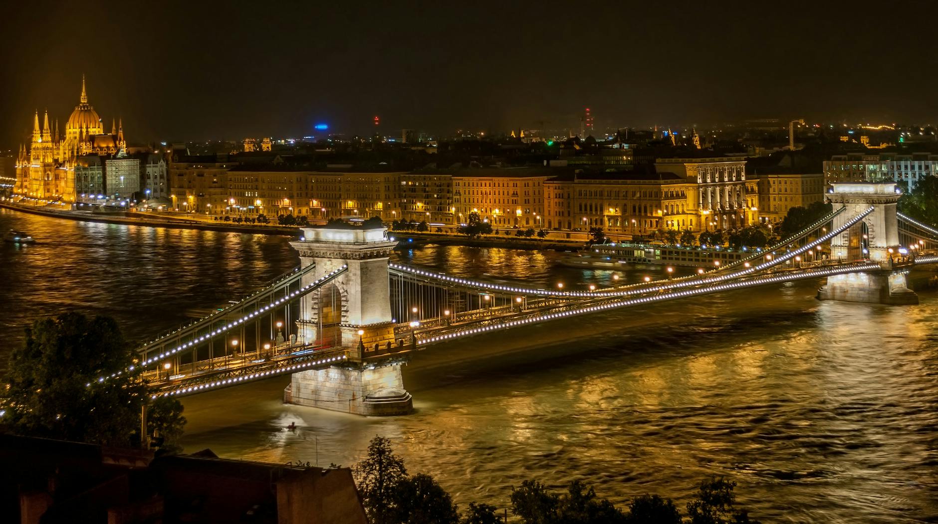 budapest-bridge-water-chain-bridge-46195 Melhores lugares na Europa: 15 destinos incríveis