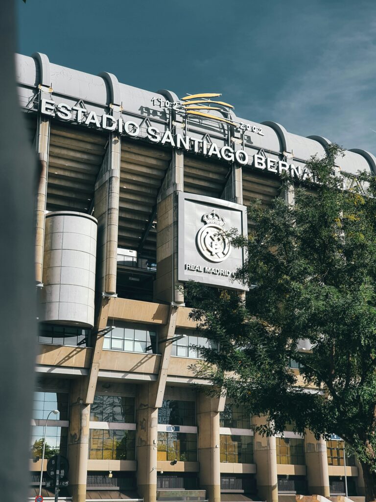 dresla-981T5TNLWA8-unsplash-768x1024 Visite o Estádio Santiago Bernabéu: O Templo do Real Madrid