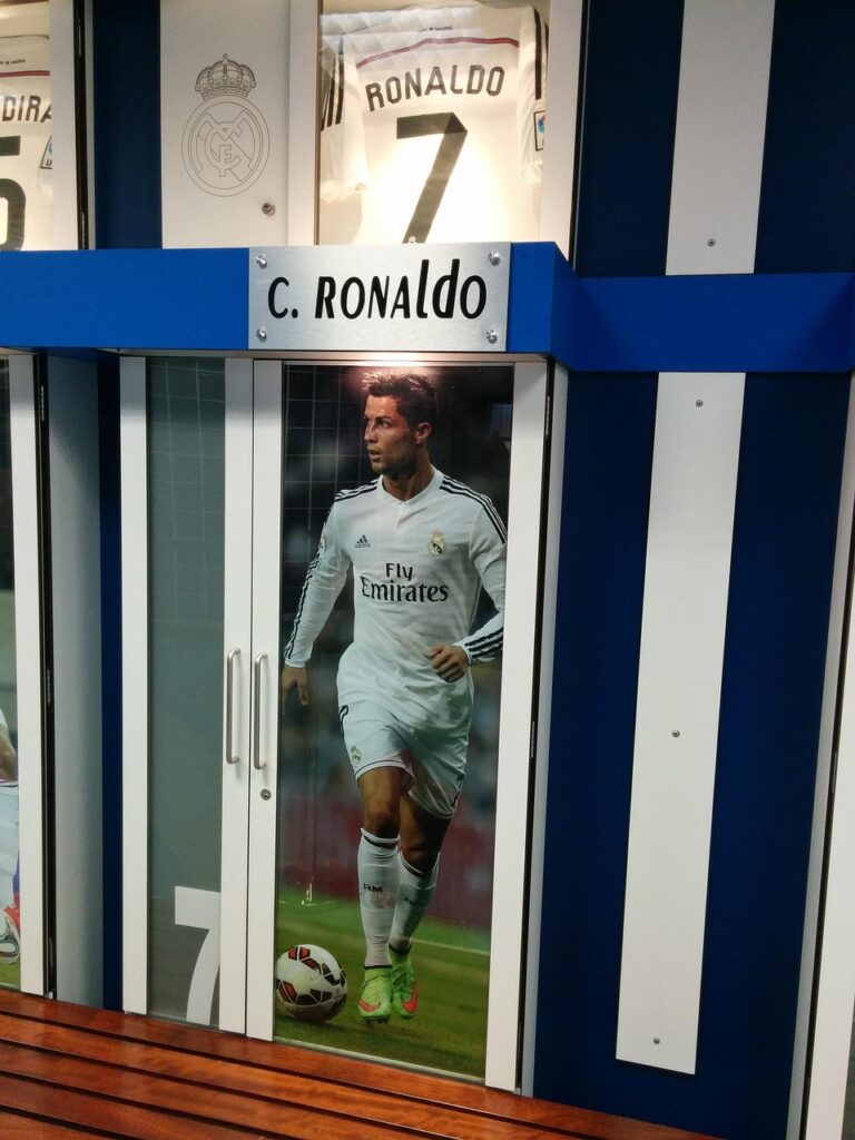 locker-room-714562_1280-768x1024 Visite o Estádio Santiago Bernabéu: O Templo do Real Madrid