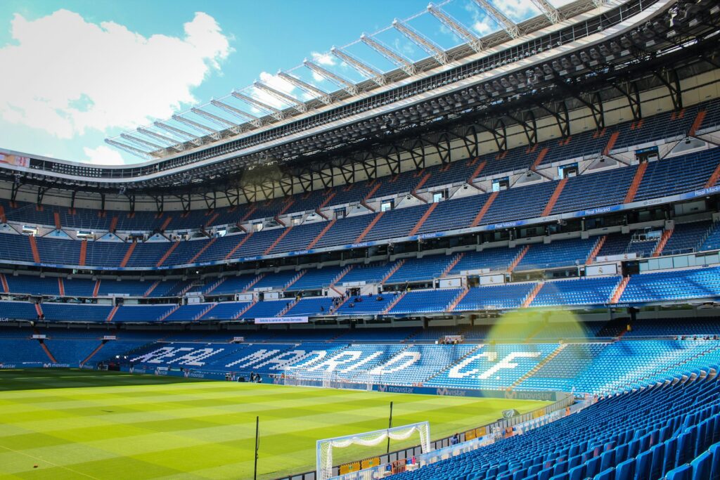 vienna-reyes-5X1y4fvpIV0-unsplash-1024x683 Visite o Estádio Santiago Bernabéu: O Templo do Real Madrid
