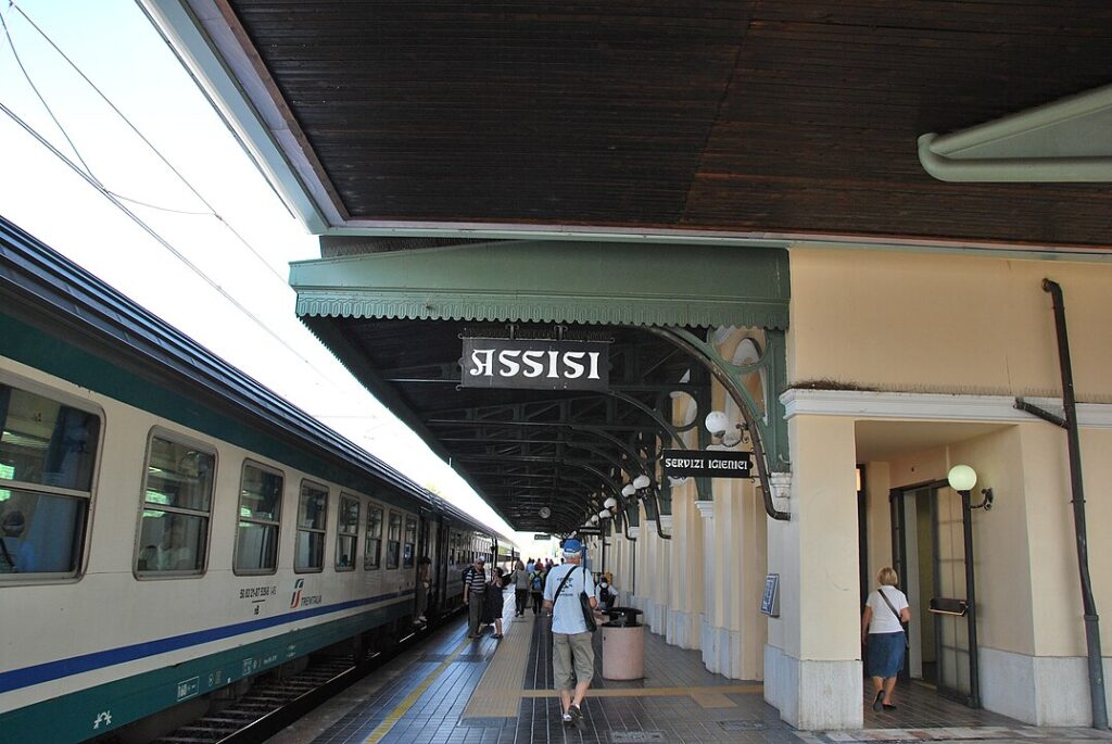 1076px-Assisi_railway_station_2011-1024x685 O que fazer em Assis, na Itália: um roteiro cheio de alma