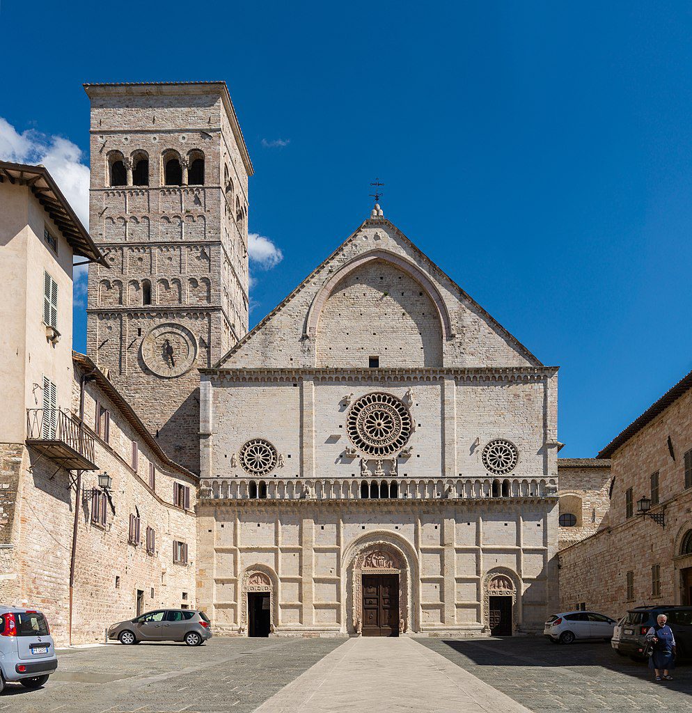Assisi_Cathedral_-_Cattedrale_di_San_Rufino O que fazer em Assis, na Itália: um roteiro cheio de alma