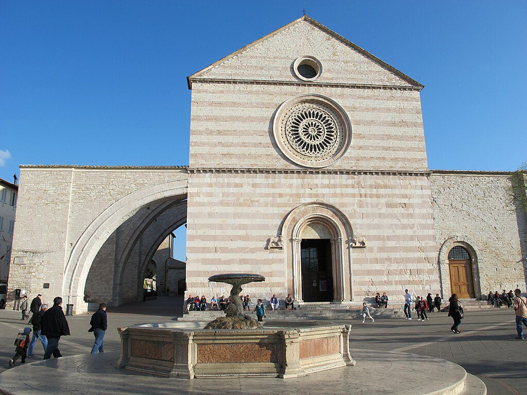Assisi_santa_chiara_facciata O que fazer em Assis, na Itália: um roteiro cheio de alma