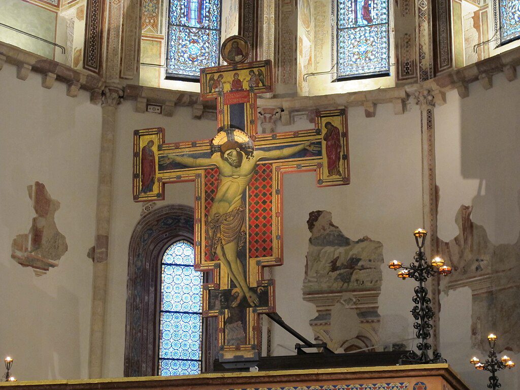 Assisi_santa_chiara_interno_maestro_di_santa_chiara_croce_dipinta O que fazer em Assis, na Itália: um roteiro cheio de alma