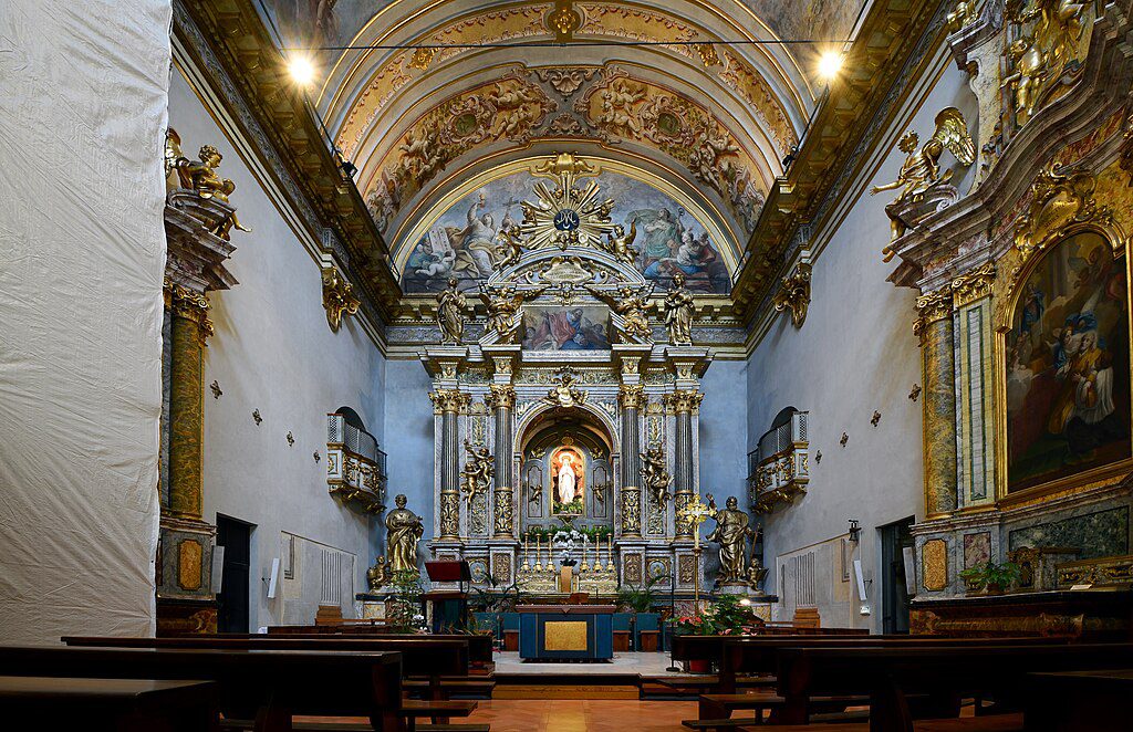 Santa_Maria_sopra_Minerva_Assisi_-_Nave O que fazer em Assis, na Itália: um roteiro cheio de alma