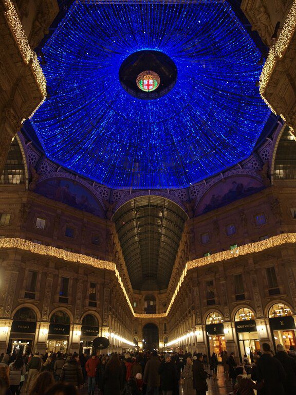 night-building-italy-christmas-symmetry-gallery-1359748-pxhere.com_ Milão no inverno: o que fazer na capital da moda nos meses mais frios