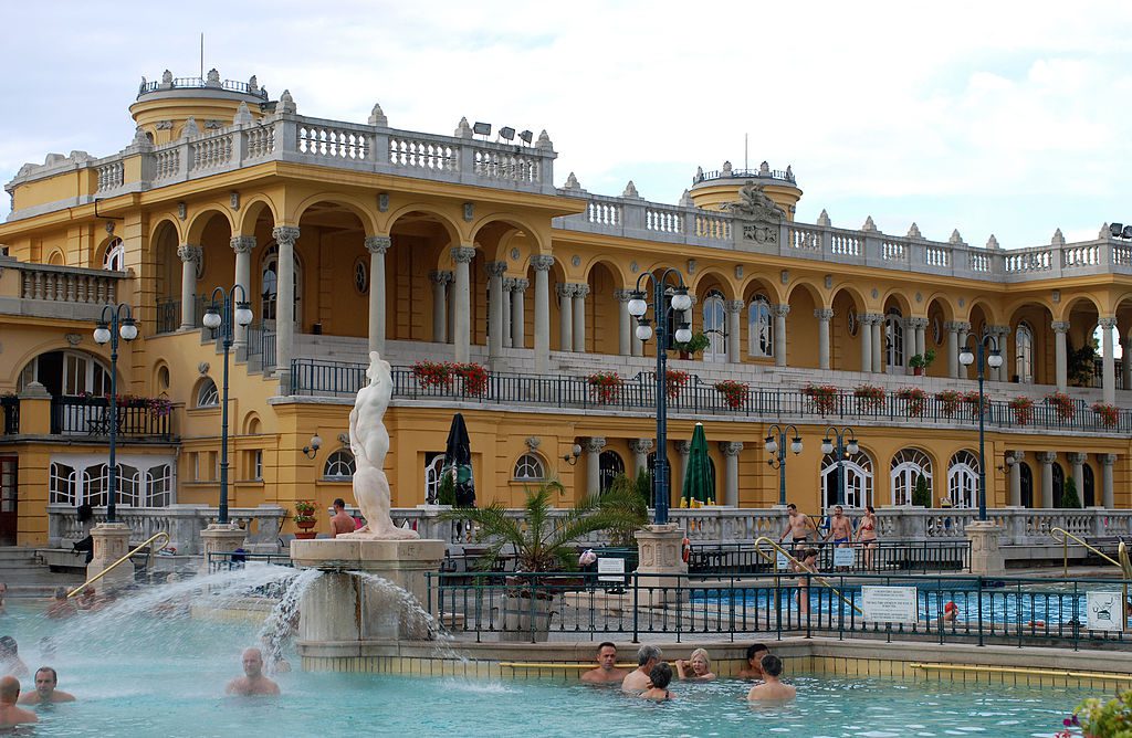 1024px-Szechenyi_Gyogyfurdo_thermal_spa_in_Budapest Budapeste ou Praga: Qual é o melhor destino?