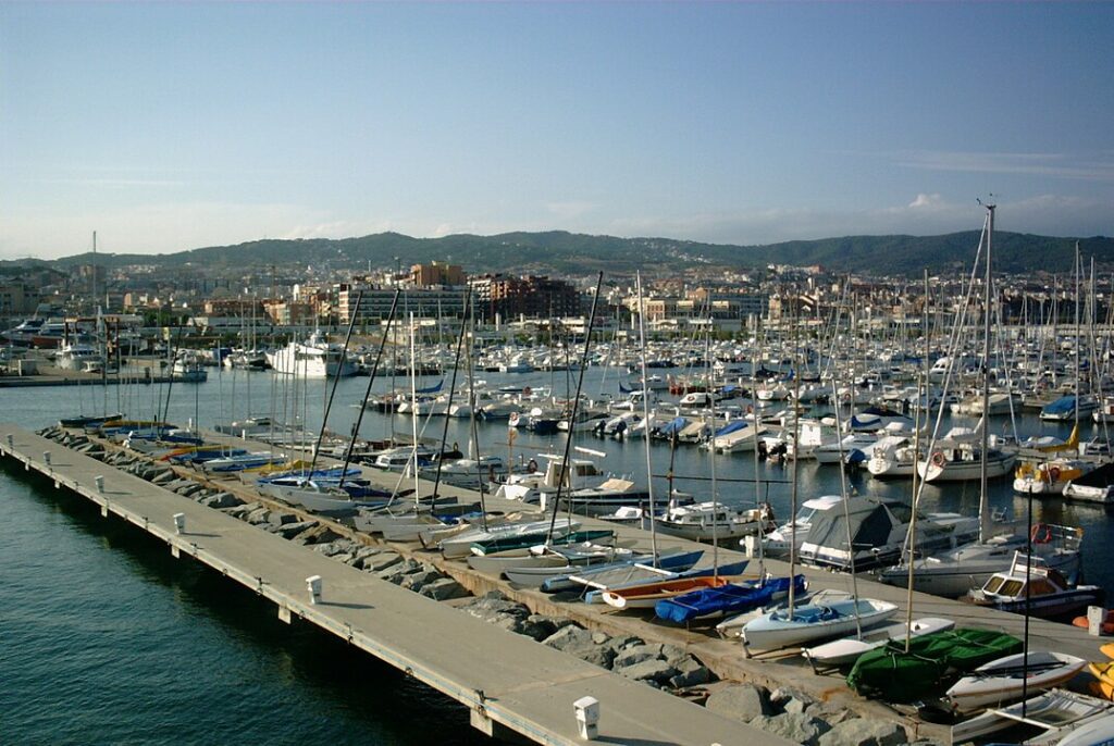 1075px-Mataro_Harbour_in_2000-1024x686 🚆 15 Bate e Volta de Barcelona de trem - Descubra a Catalunha Além de Barcelona