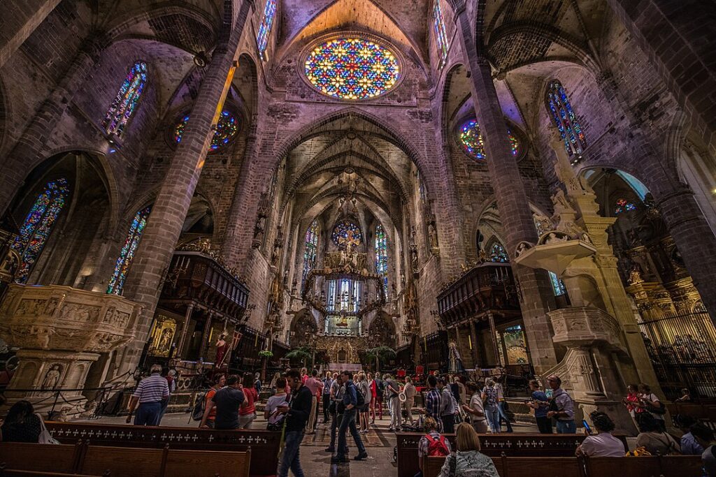 1079px-Kathedrale_La_Seu_Inside_Palma_1-1024x683 🧭 Além de Barcelona: As Obras Menos Conhecidas de Antoni Gaudí