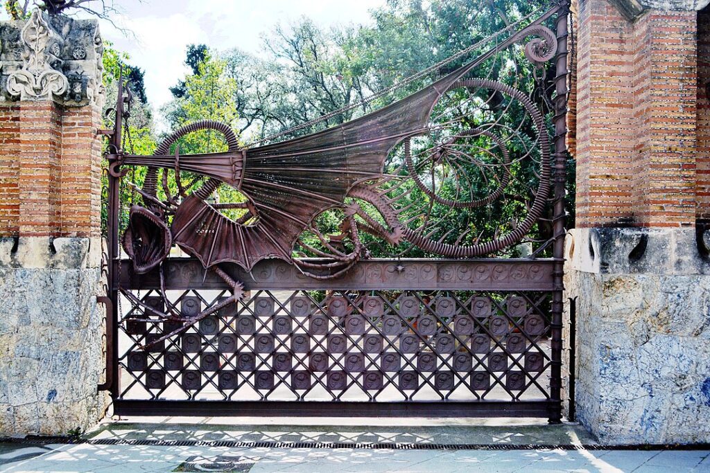 1080px-Dragon_gate_at_Pavellons_Guell_02-1024x683 🌀 Antoni Gaudí em Barcelona: Um Roteiro Visual pelas 10 Obras Mais Icônicas