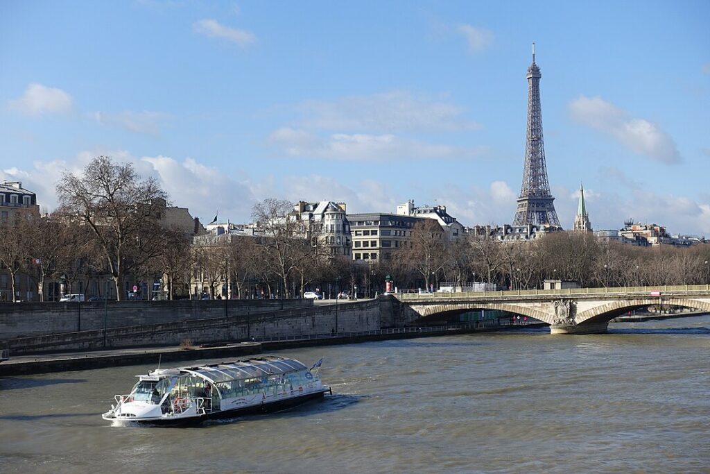 1080px-Eiffel_Tower_@_Seine_@_Paris_25463055411-1024x683 🌧️ Paris com Chuva – 20 lugares para visitar