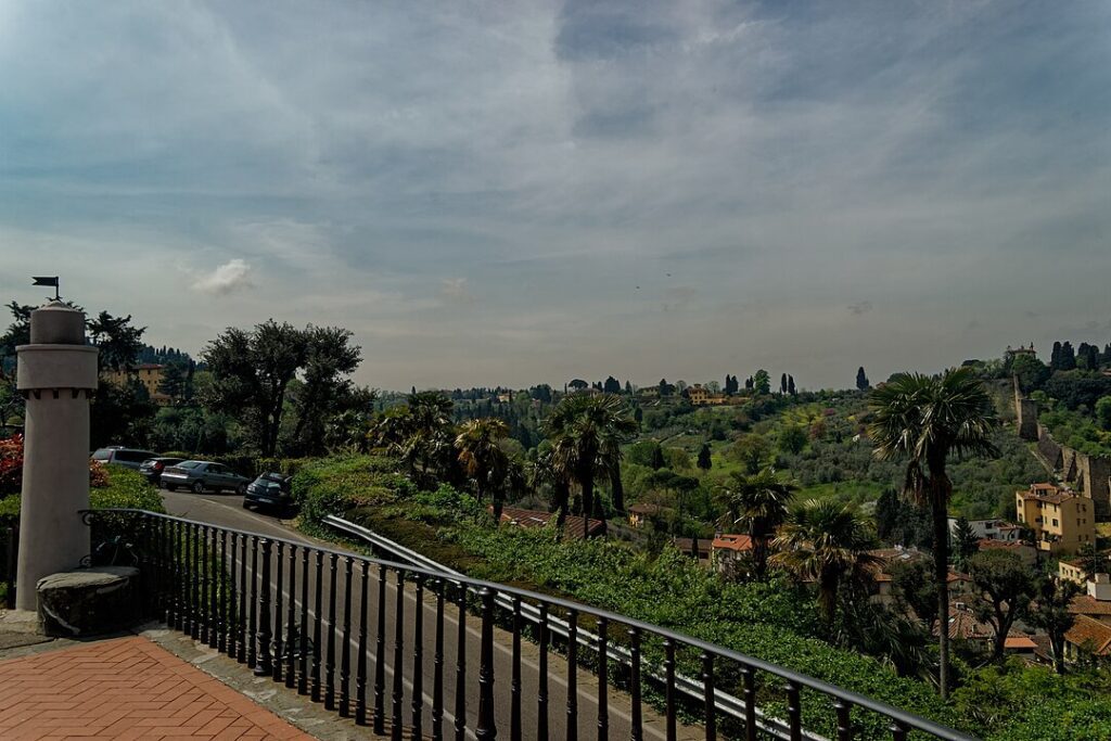 1080px-Firenze_-_Florence_-_Piazetto_beneath_Piazzale_Michelangelo_-_View_SW-1024x683 🍝 Melhor época para visitar Florença: arte, clima e experiências inesquecíveis