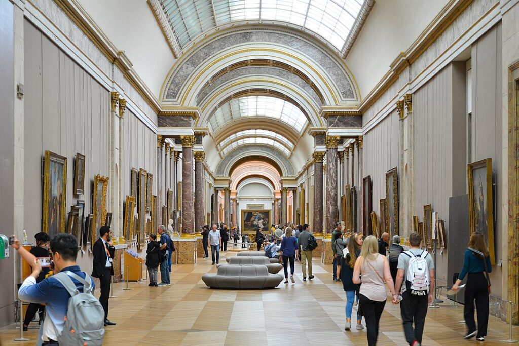 1080px-Grande_Galerie_Louvre_Museum_25_September_2019_01-1024x683 🌧️ Paris com Chuva – 20 lugares para visitar