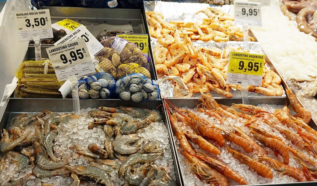 1224px-Shrimps_in_supermarket-1024x602 🛒 Supermercados em Barcelona: onde fazer compras com estilo (ou pelo menos sem drama)