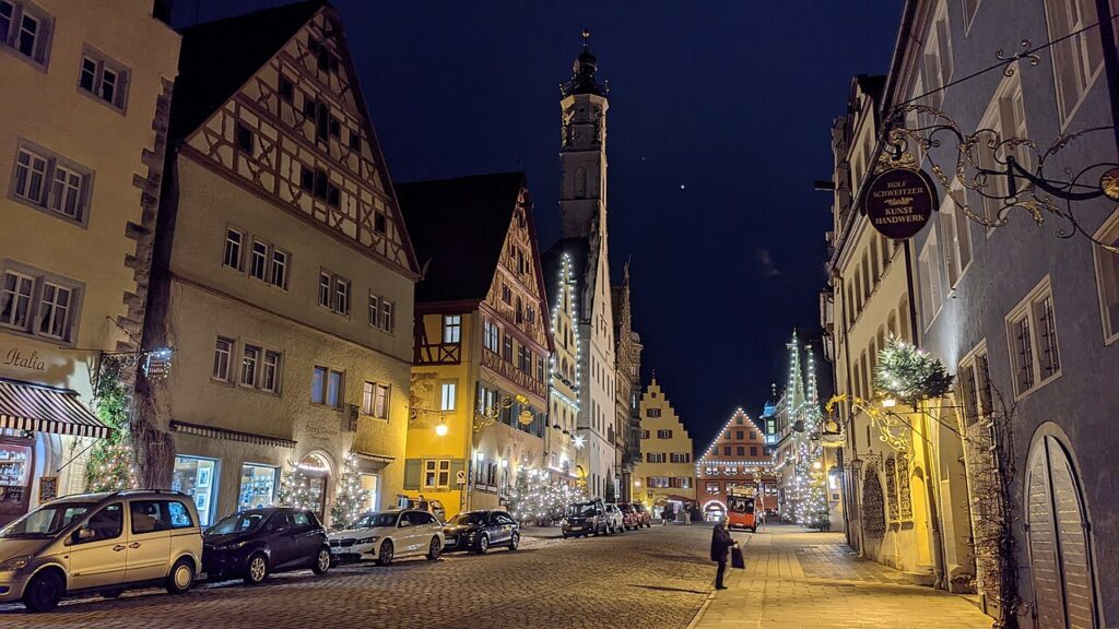 1280px-Illuminated_Herrngasse_Rothenburg_ob_der_Tauber_2021-1024x576 🎄 Mercados de Natal na Alemanha – Os 12 Mais Incríveis para Visitar em 2025 🎅