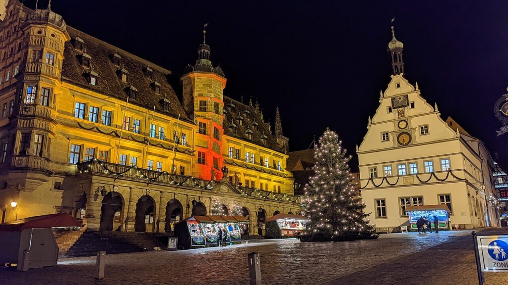 1280px-Illuminated_Marktplatz_Rothenburg_ob_der_Tauber_2021-1024x576 🎄 Mercados de Natal na Alemanha – Os 12 Mais Incríveis para Visitar em 2025 🎅