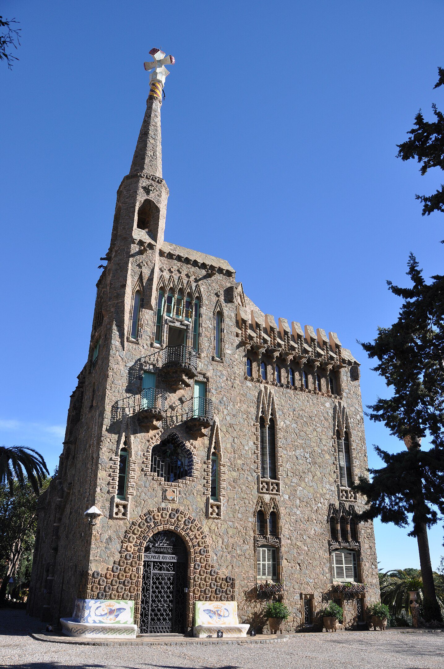1435px-Barcelona_torre_Bellesguard_dAntoni_Gaudi_1900-1909_12726390533 🌀 Antoni Gaudí em Barcelona: Um Roteiro Visual pelas 10 Obras Mais Icônicas