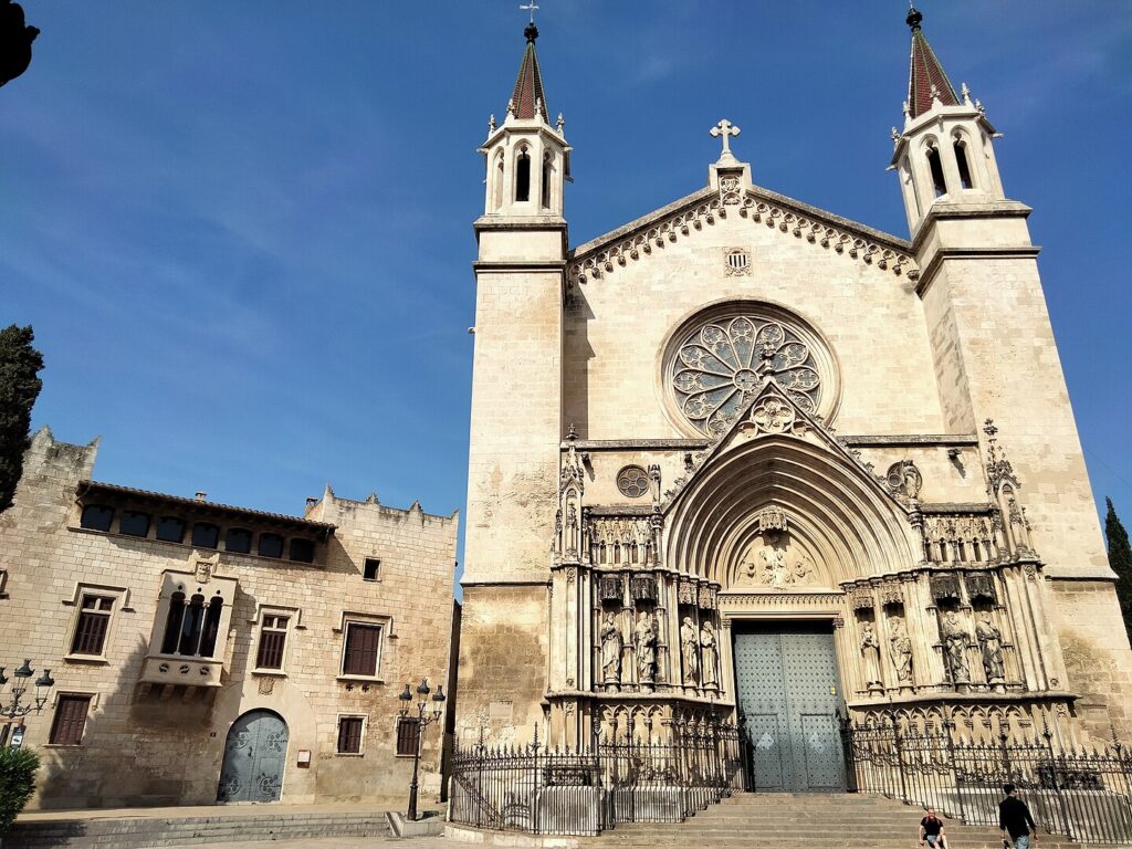 1440px-43_Placa_de_Jaume_I_Vilafranca_del_Penedes_amb_el_Palau_Balta_i_la_basilica_de_Santa_Maria-1024x768 🚆 15 Bate e Volta de Barcelona de trem - Descubra a Catalunha Além de Barcelona