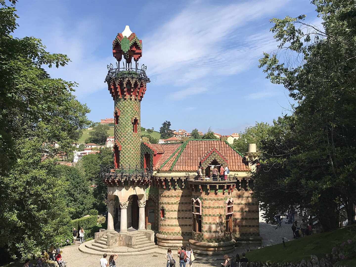 1440px-El_Capricho_Gaudi_02 🧭 Além de Barcelona: As Obras Menos Conhecidas de Antoni Gaudí