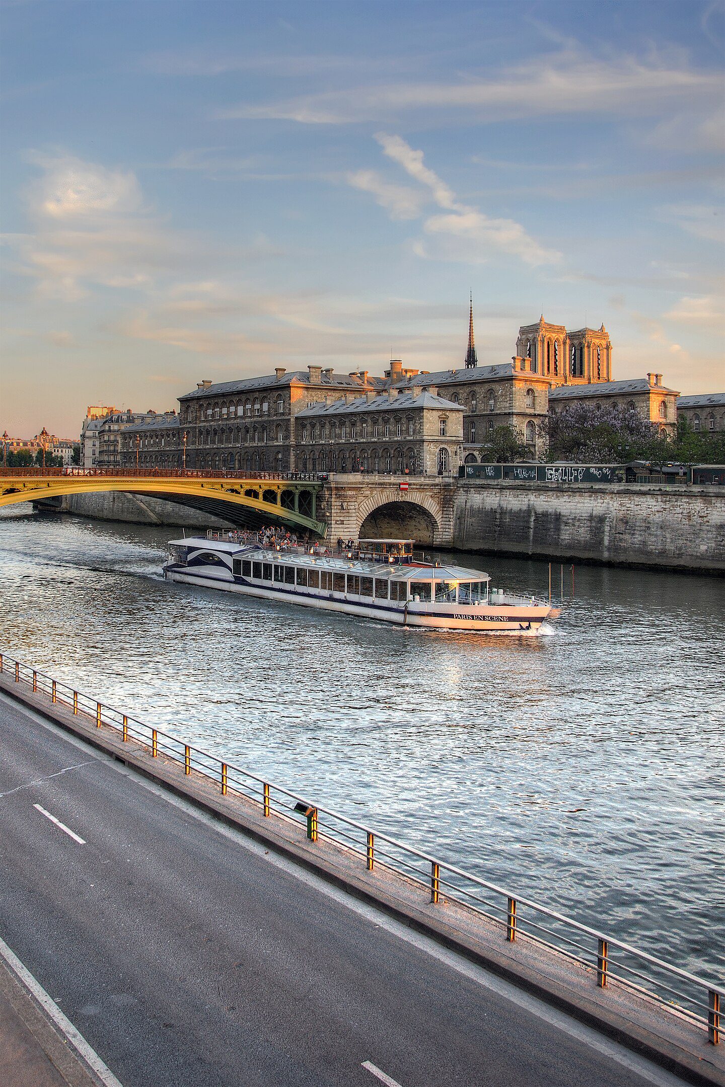 1440px-Pont_Notre-Dame_Paris_France_April_21_2011 🌧️ Paris com Chuva – 20 lugares para visitar