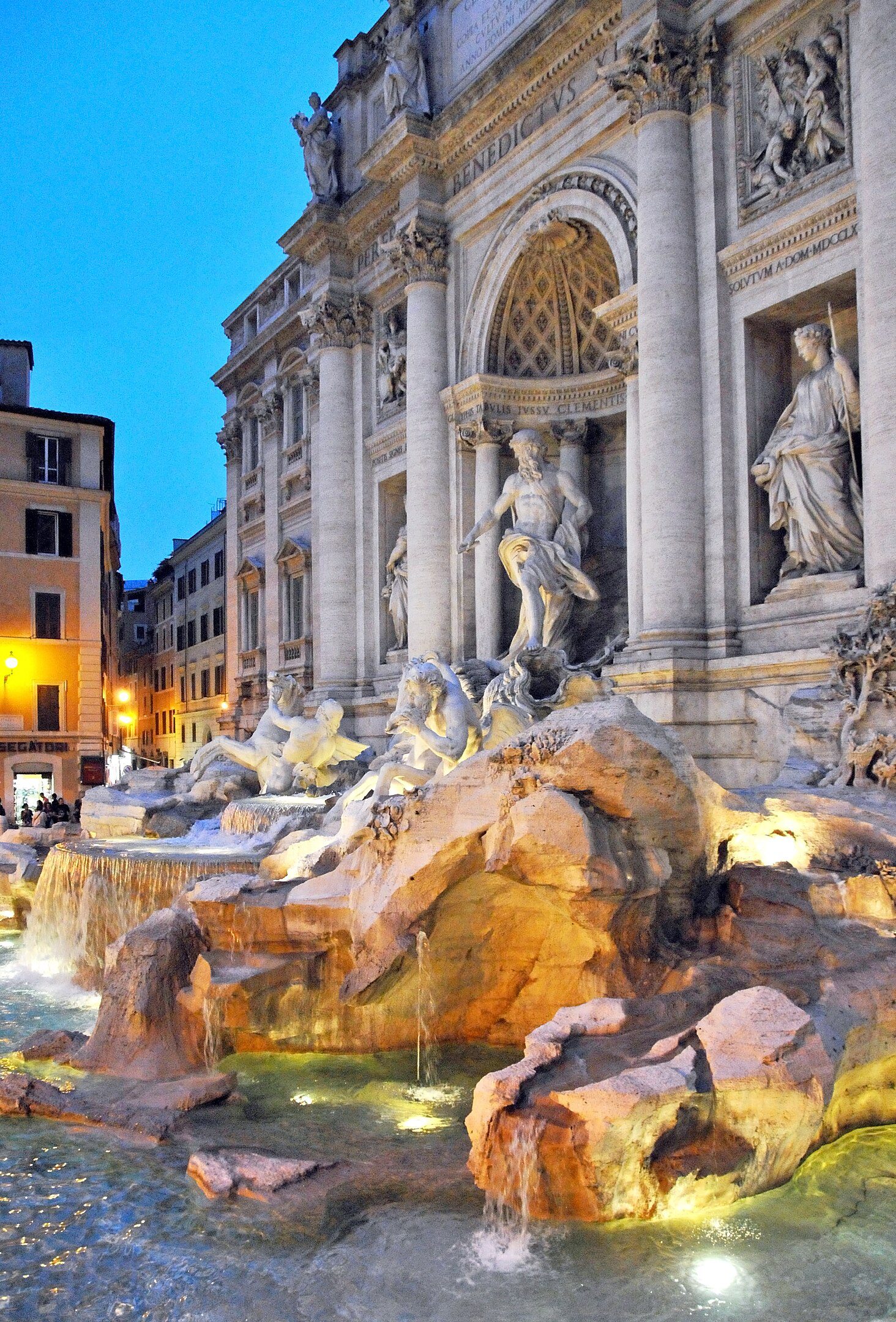 1464px-Rome_-_Trevi_fountain_Rome_at_night_5188888601 🏛️15 Razões para Visitar Roma: Uma Ode à Cidade Eterna