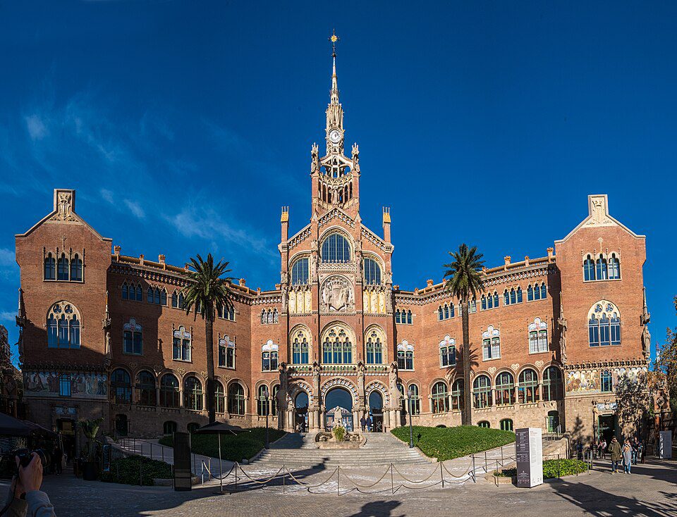 960px-17-12-03-Hospital_de_Sant_Pau_BCN_Pavello_de_Sant_Rafael-RalfR-DSCF0568-PANORAMA 🏙️ Melhores bairros em Barcelona para viver com estilo, conforto e autenticidade