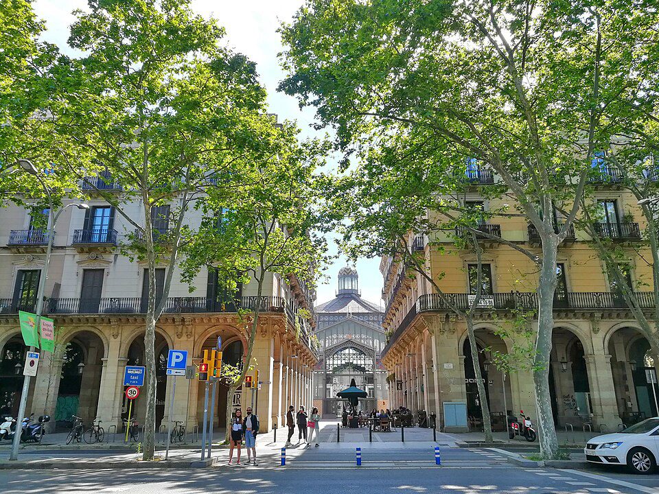 960px-191_Passeig_de_Picasso_i_passatge_Mercantil_Barcelona_al_fons_lantic_mercat_del_Born 🏙️ Onde ficar em Barcelona, Espanha: os melhores bairros e hotéis para sua viagem
