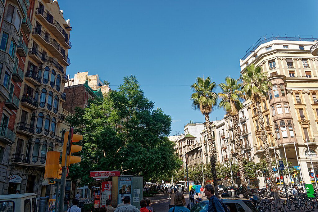 Barcelona_-_Passeig_de_Gracia 🏙️ Onde ficar em Barcelona, Espanha: os melhores bairros e hotéis para sua viagem