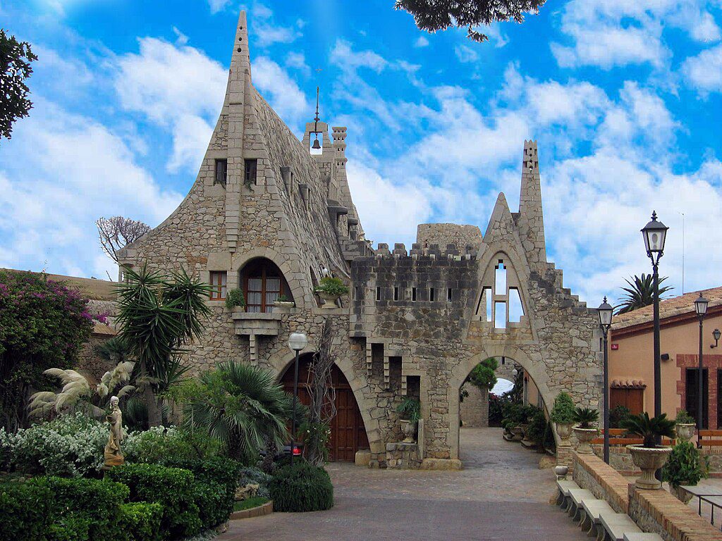 Bodegas-Guell-–-Garraf 🧭 Além de Barcelona: As Obras Menos Conhecidas de Antoni Gaudí