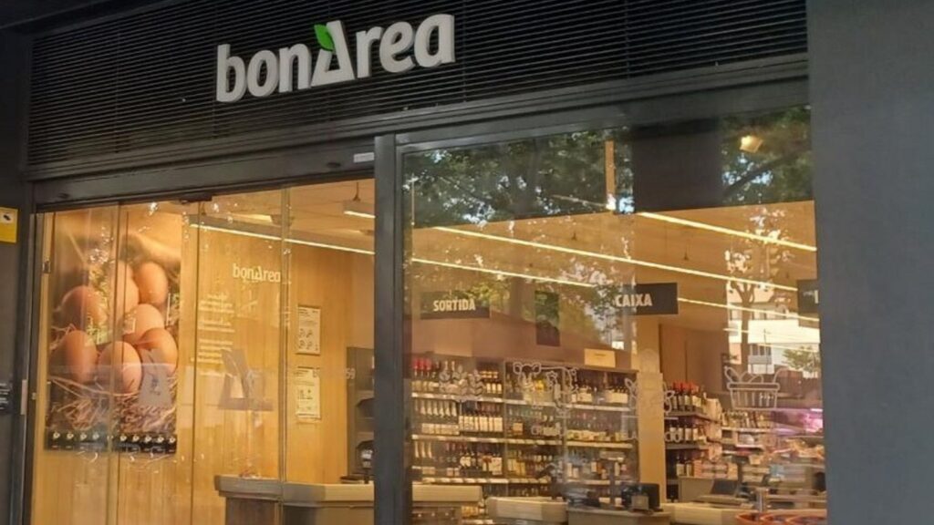 BonArea-Barcelona-1024x576 🛒 Supermercados em Barcelona: onde fazer compras com estilo (ou pelo menos sem drama)