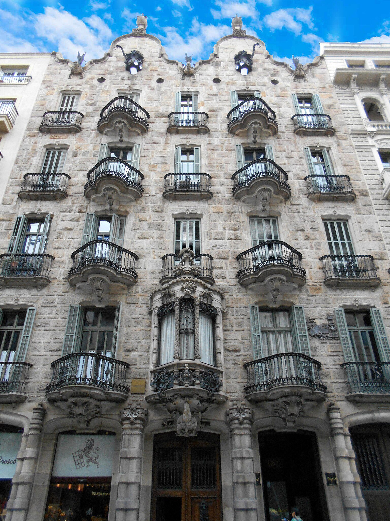 Casa-Calvet-Gaudi 🌀 Antoni Gaudí em Barcelona: Um Roteiro Visual pelas 10 Obras Mais Icônicas