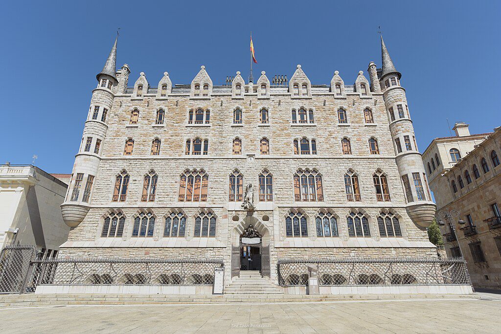 Casa_Botines_Leon_Spain 🧭 Além de Barcelona: As Obras Menos Conhecidas de Antoni Gaudí