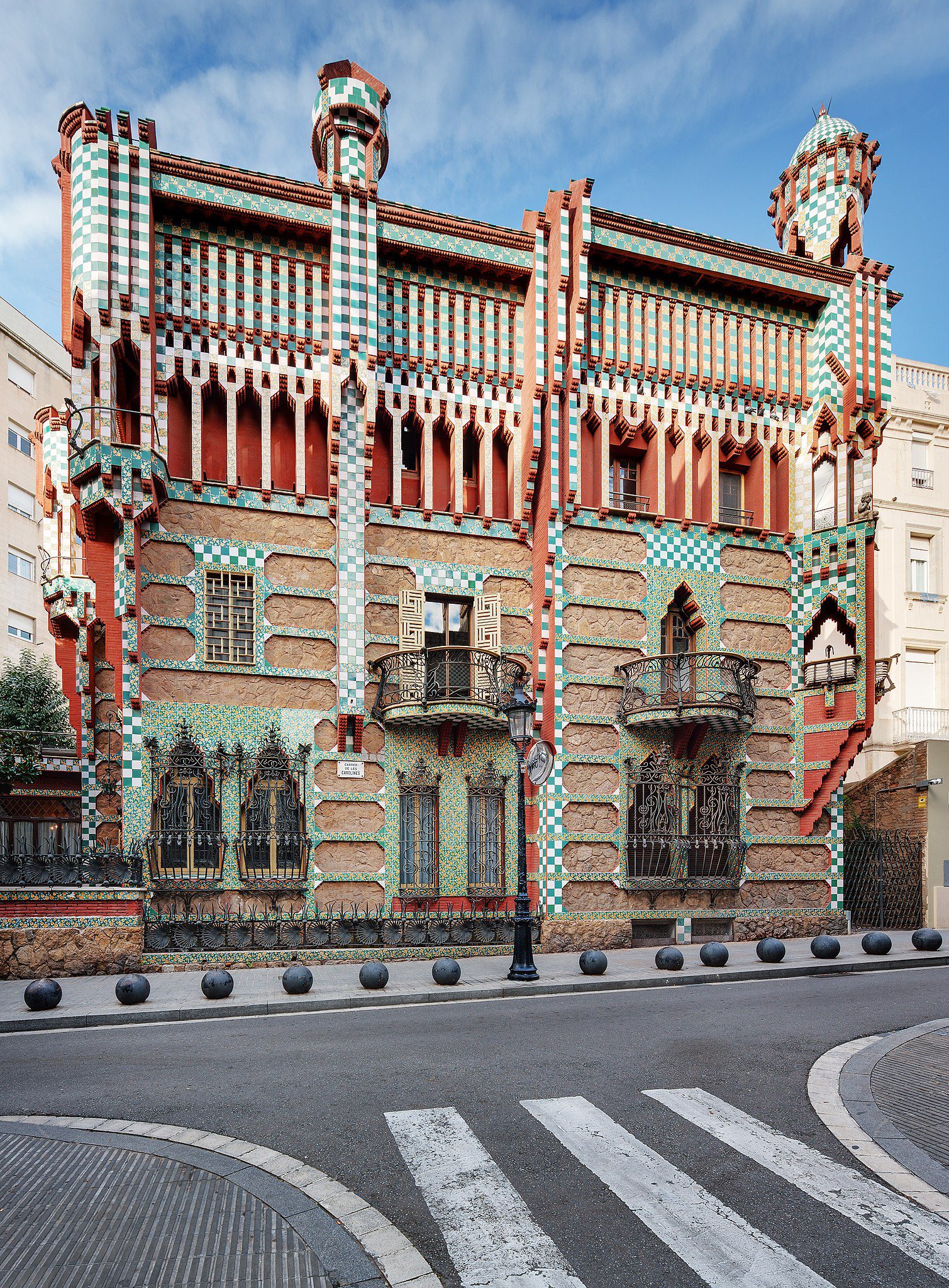 Casa_Vicens 🌀 Antoni Gaudí em Barcelona: Um Roteiro Visual pelas 10 Obras Mais Icônicas