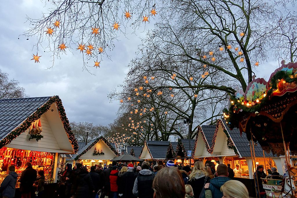 Christmas_market_-_Cologne 🎄 Mercados de Natal na Alemanha – Os 12 Mais Incríveis para Visitar em 2025 🎅