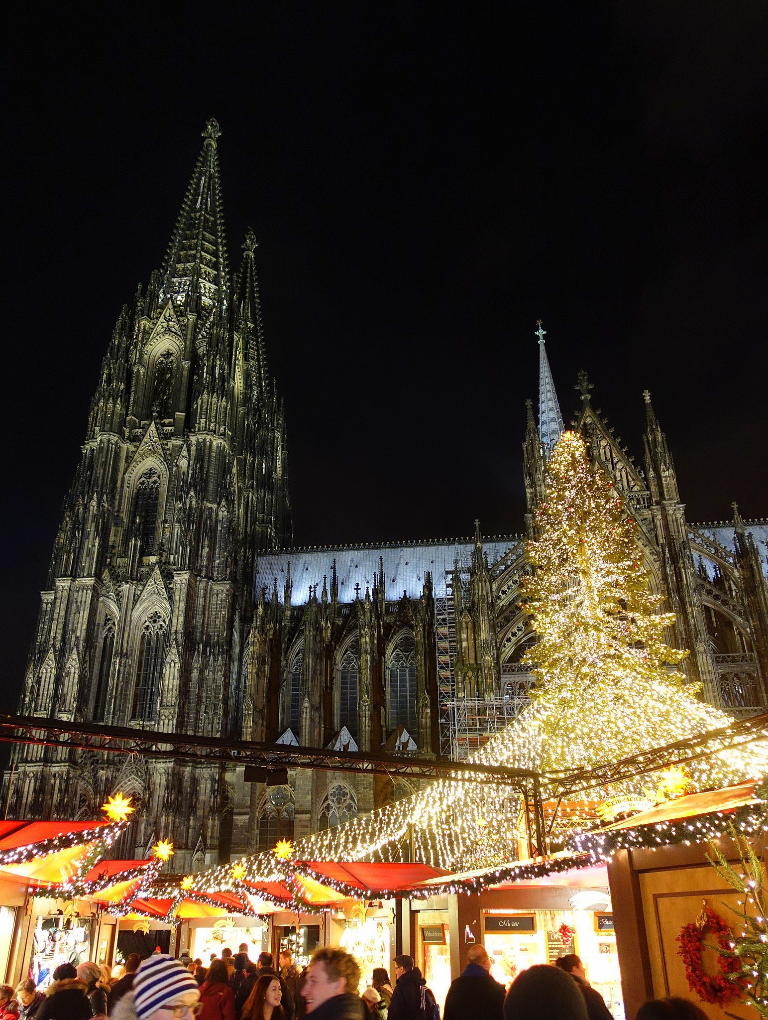 Christmas_market_-_Cologne_Germany 🎄 Mercados de Natal na Alemanha – Os 12 Mais Incríveis para Visitar em 2025 🎅