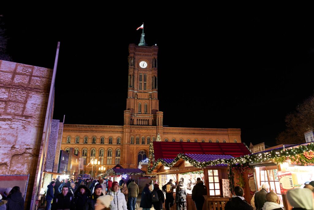 Christmas_market_Rotes_Rathaus_Berlin-Mitte-1024x683 🎄 Mercados de Natal na Alemanha – Os 12 Mais Incríveis para Visitar em 2025 🎅