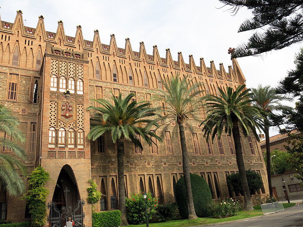 Colegio-Teresiano 🌀 Antoni Gaudí em Barcelona: Um Roteiro Visual pelas 10 Obras Mais Icônicas