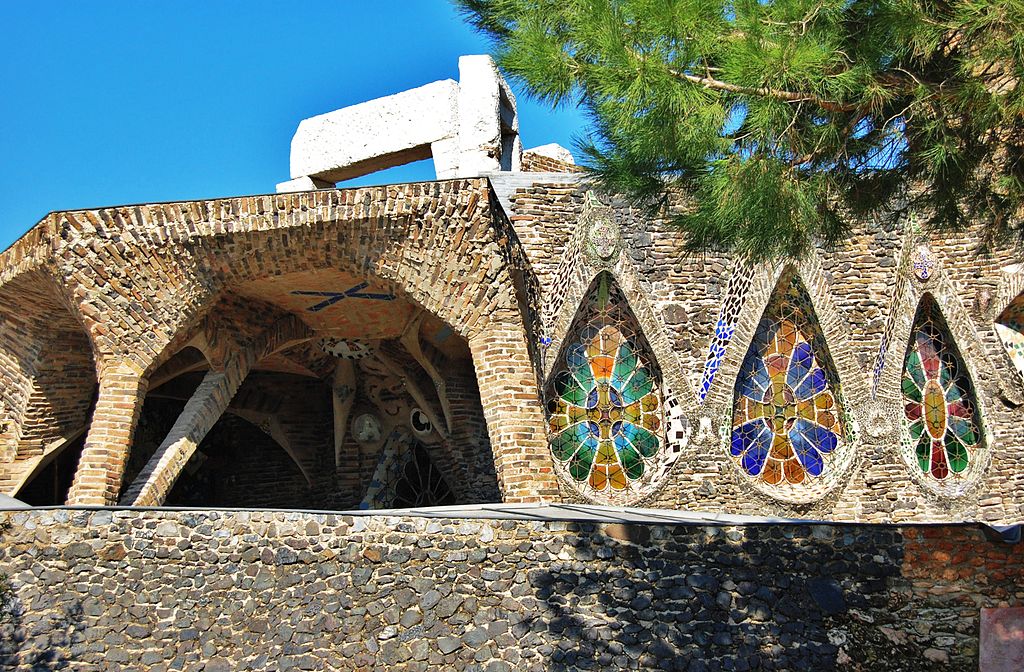Cripta_de_la_Colonia_Guell_Santa_Coloma_de_Cervello 🧭 Além de Barcelona: As Obras Menos Conhecidas de Antoni Gaudí