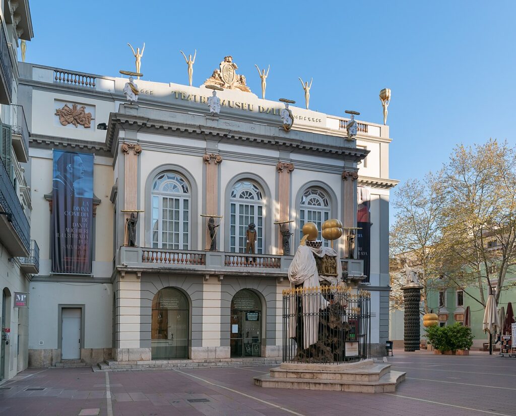 Dali_Theatre_and_Museum_in_Figueres_-1024x826 🚆 15 Bate e Volta de Barcelona de trem - Descubra a Catalunha Além de Barcelona