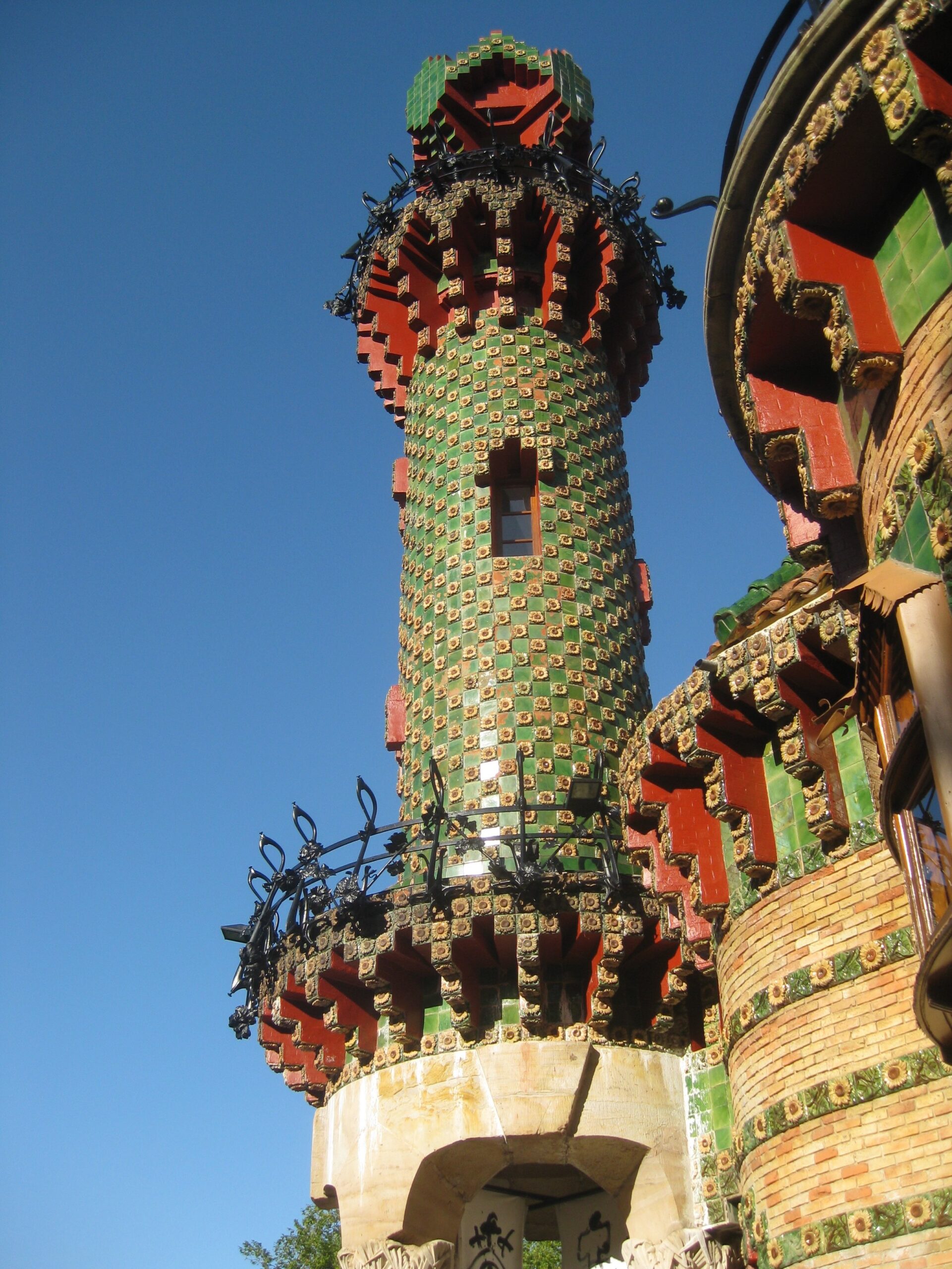 El-Capricho-–-Comillas-Cantabria-scaled 🧭 Além de Barcelona: As Obras Menos Conhecidas de Antoni Gaudí