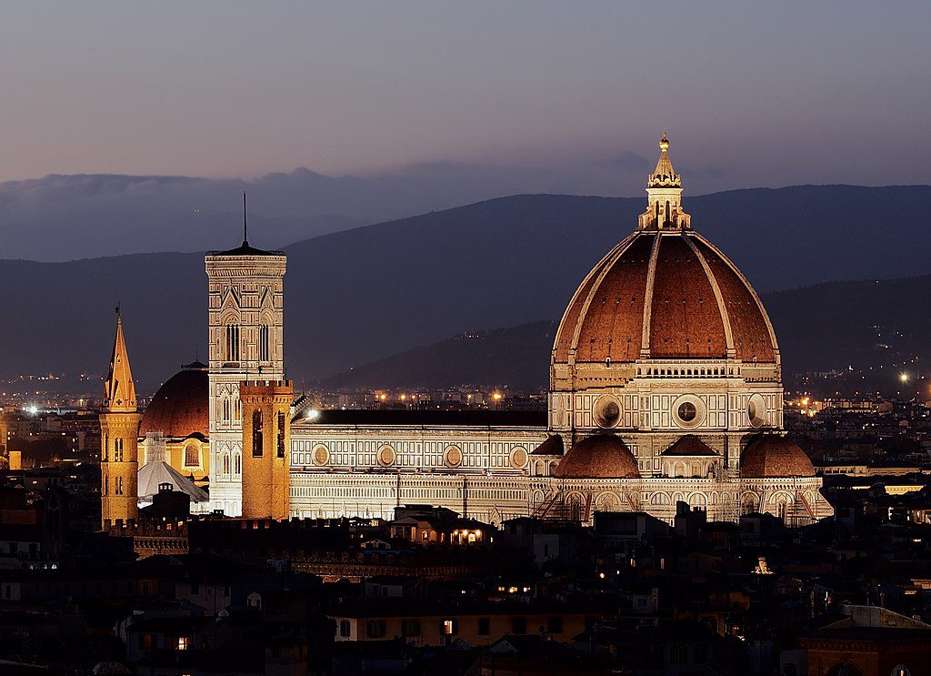 Florence_Duomo_from_Michelangelo_hill 🎨 15 Razões para visitar Florença — Onde a Beleza é Atemporal