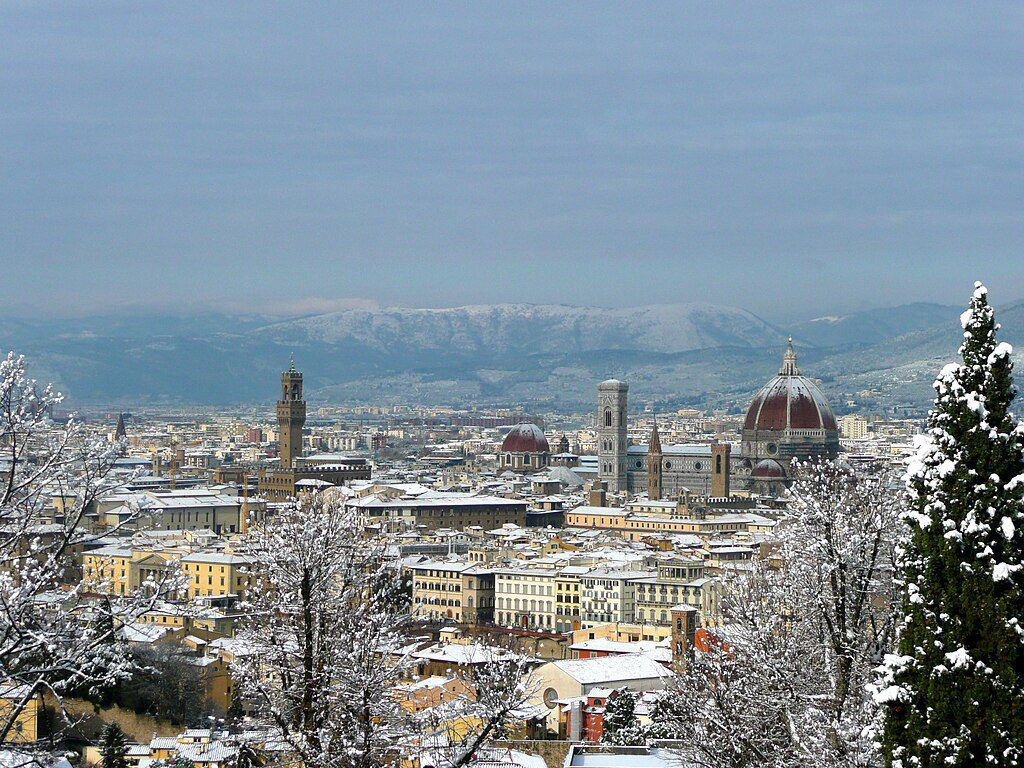 Florence_with_snow_cover_in_December_2009 🍝 Melhor época para visitar Florença: arte, clima e experiências inesquecíveis