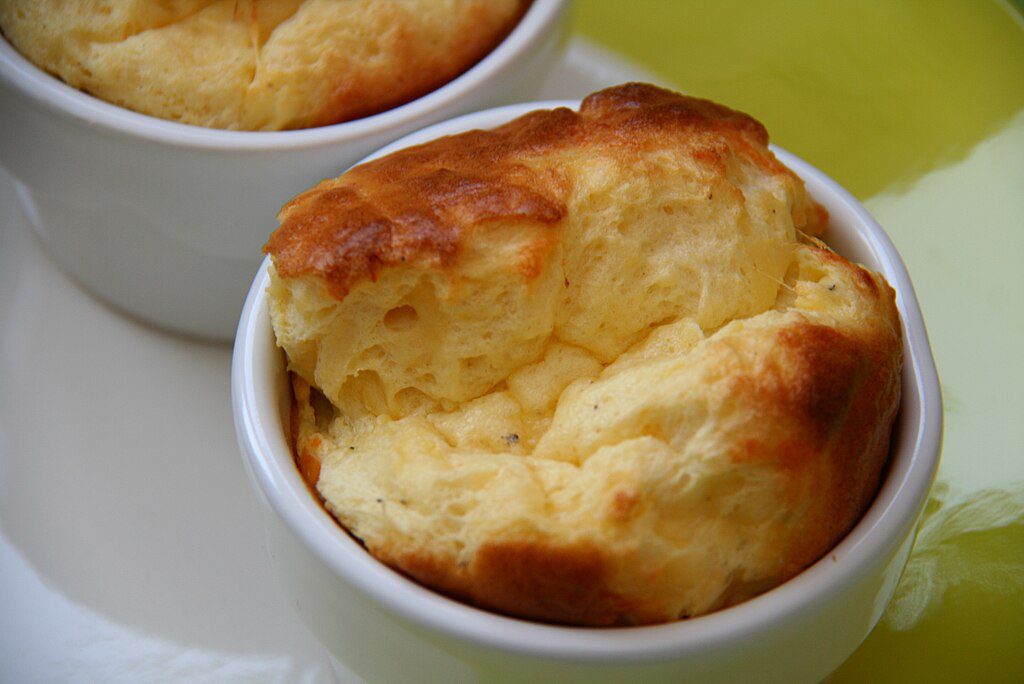 French_Cheese_Souffle 15 Comidas Típicas da França Que Encantam o Mundo | Culinária & Gastronomia Francesa