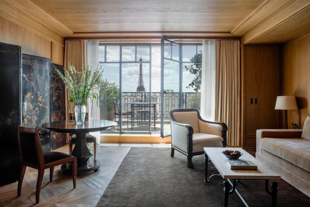 Hotel-Balzac-Paris-Spa-Ikoi Hotéis com Vista para a Torre Eiffel: Onde o Romance Encontra Paris