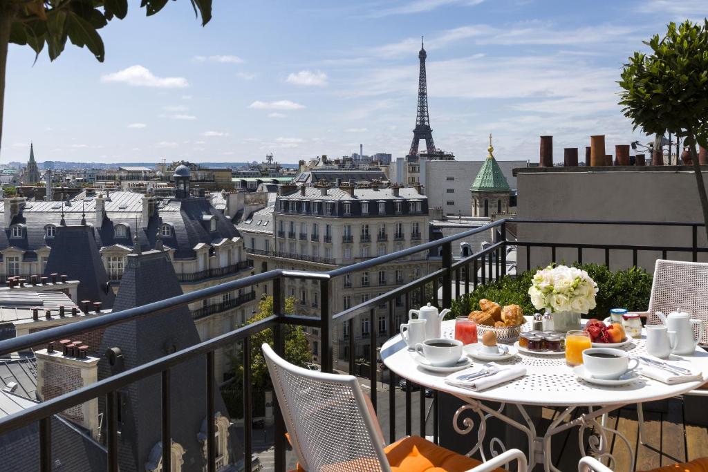 Hotel-San-Regis Hotéis com Vista para a Torre Eiffel: Onde o Romance Encontra Paris