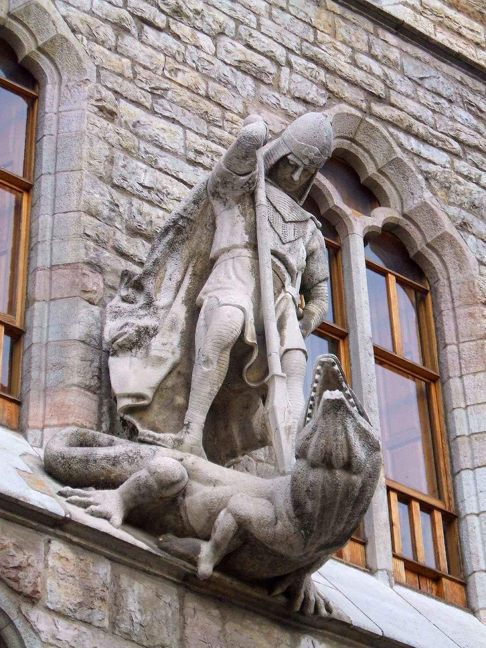 Leon_-_Casa_de_Botines_ 🧭 Além de Barcelona: As Obras Menos Conhecidas de Antoni Gaudí